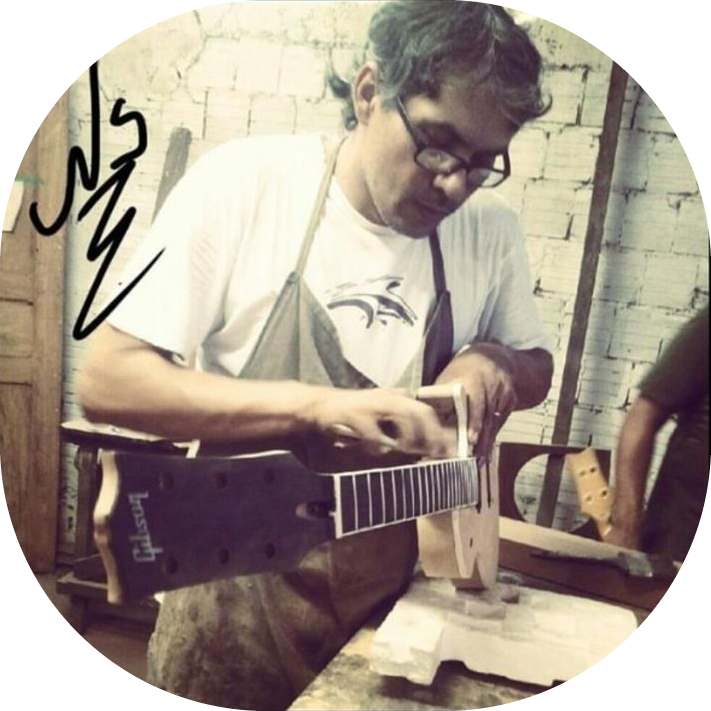 Luthier trabalhando em um instrumento no ateliê